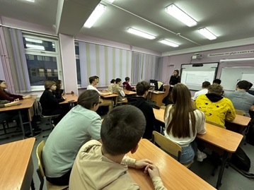 22.01.2024г., ребята профильного физико-математического 11 класса «А» встретились с заведующей лабораторией, доцентом  Сибирского федерального университета Гавриловой Оксаной Алексеевной.