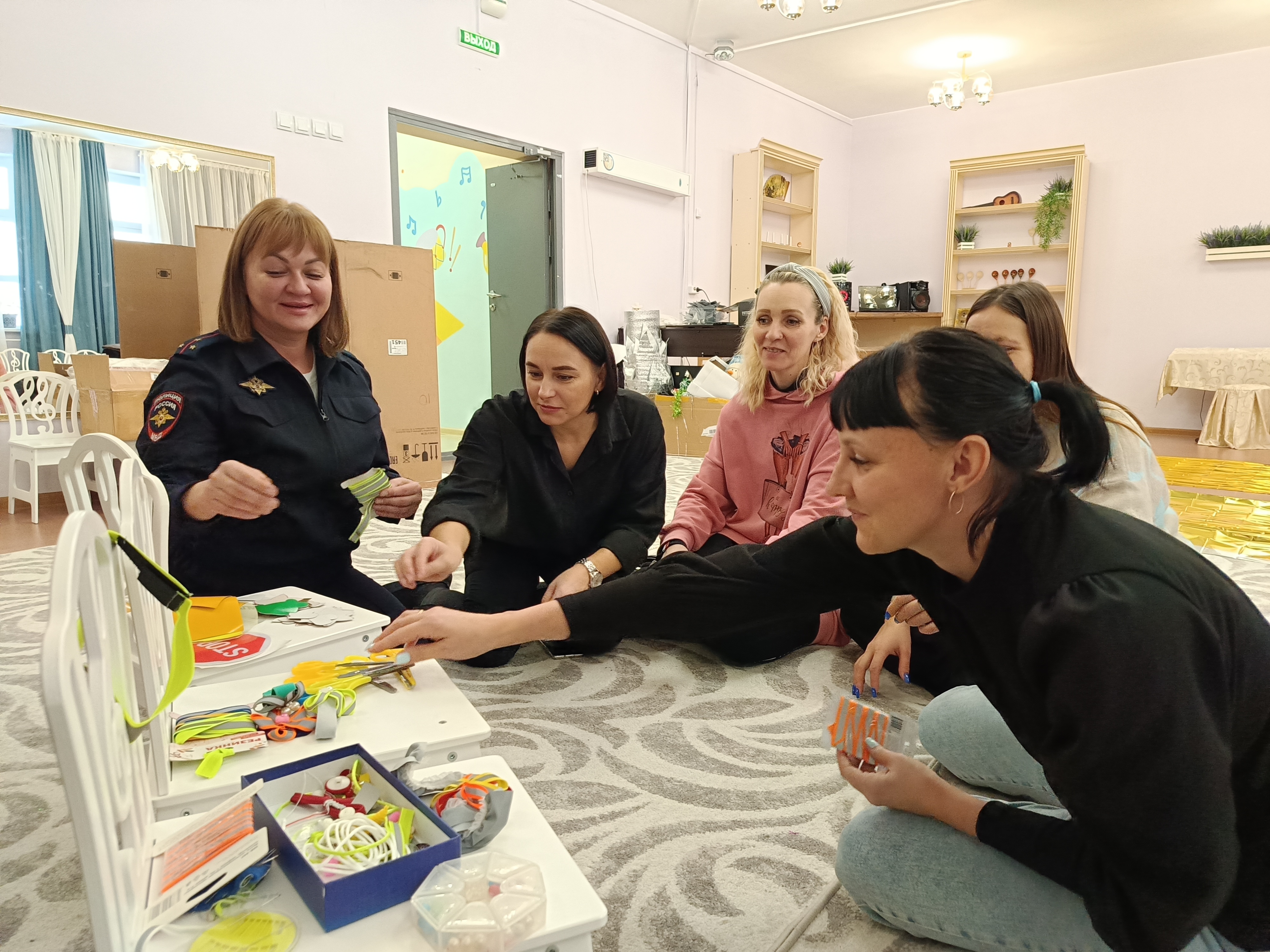 В рамках 5 этапа Декады дорожной безопасности детей от ГИБДД прошел мастер-класс по изготовлению световозвращающих элементов для воспитателей деткого  сада &amp;quot;Маленькая страна&amp;quot;.