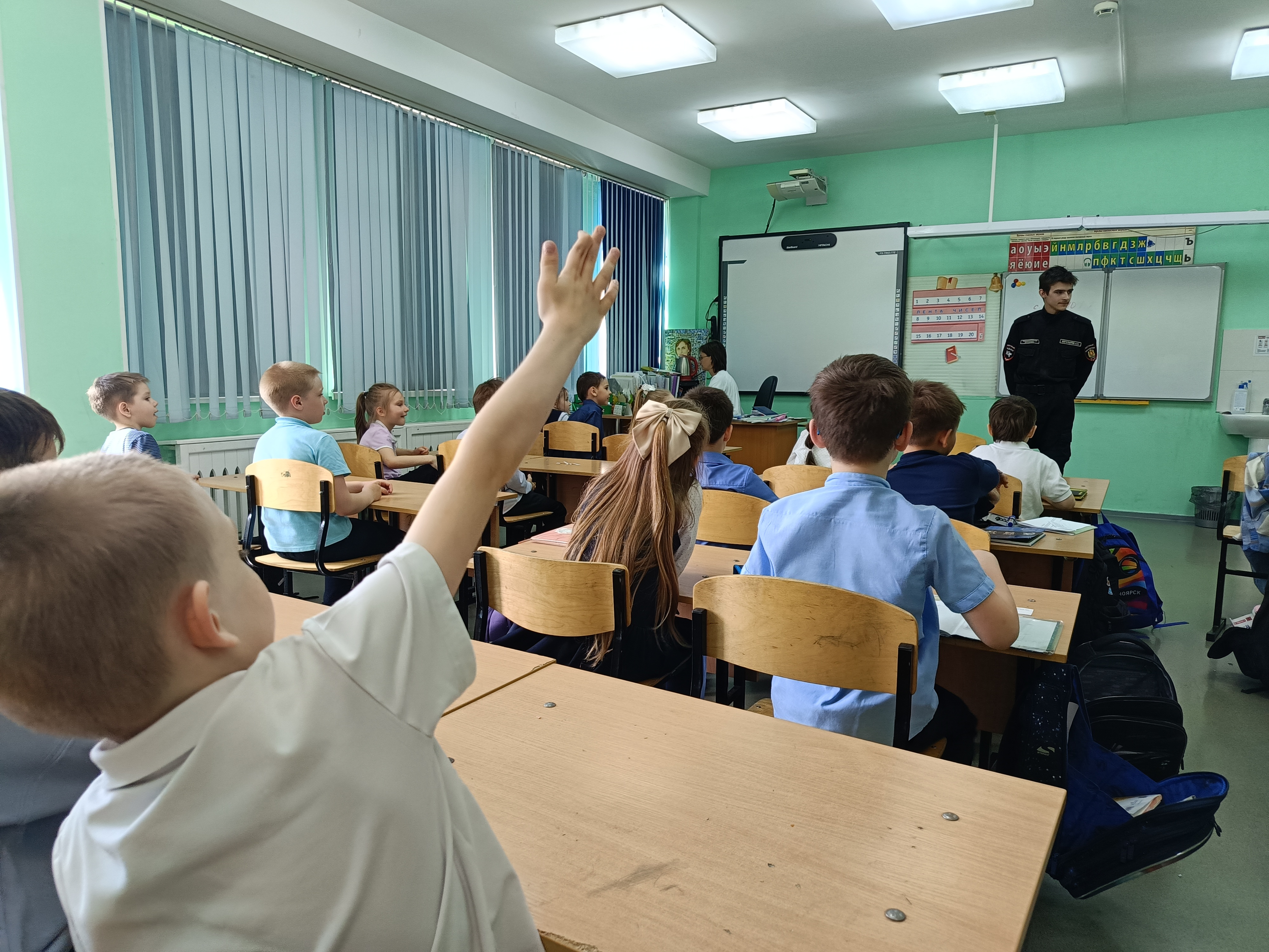 В рамках «Декады дорожной безопасности детей», в школах района полицейские проводят профилактические беседы с учащимися.