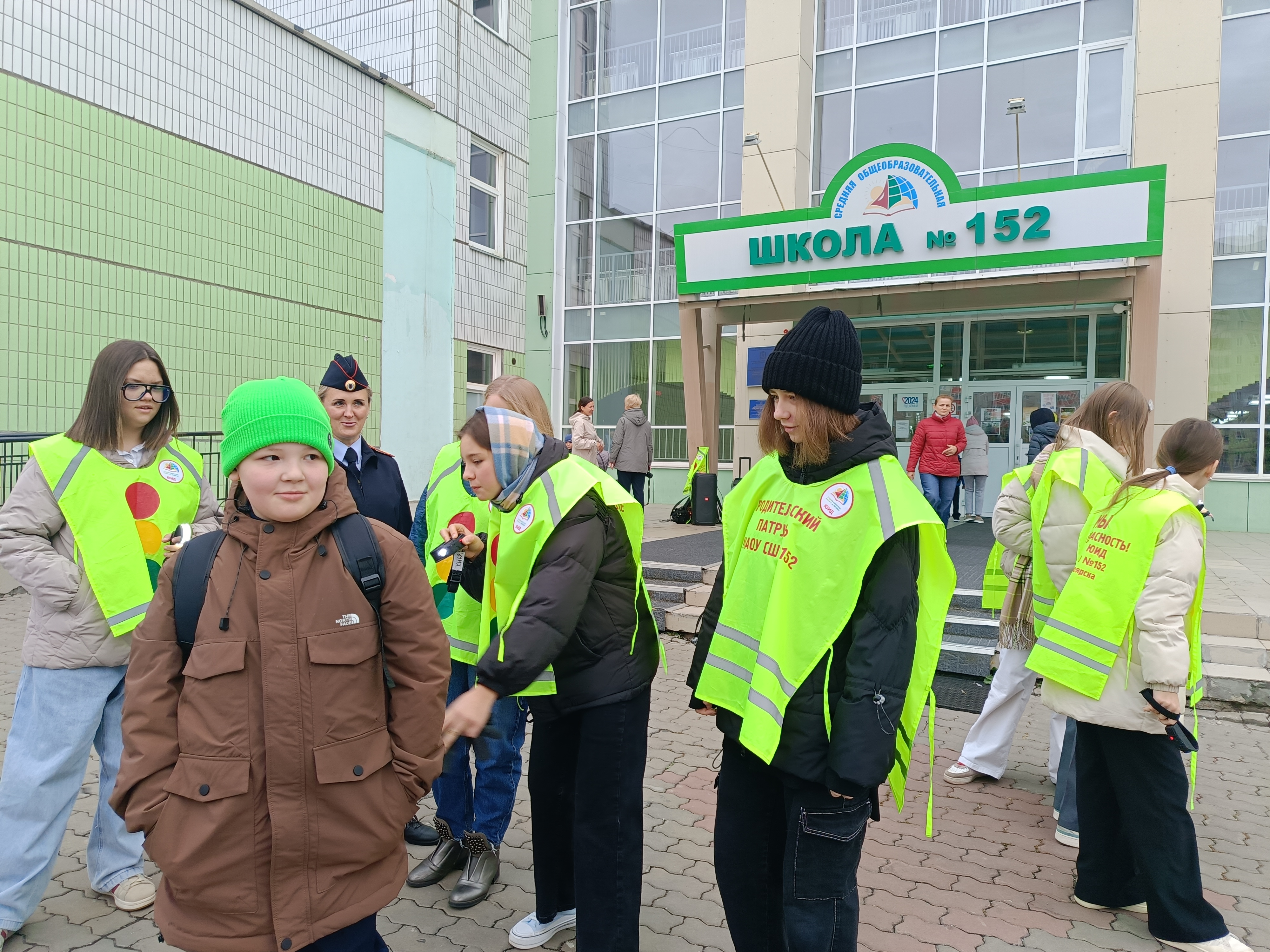 В рамках &amp;quot;Декады дорожной безопасности детей&amp;quot; сотрудники Госавтоинспекции  вместе с 9-тиклассниками из отряда ЮИД нашей школы вышли в рейд, чтобы ученикам школы напомнить  о соблюдении ПДД!.