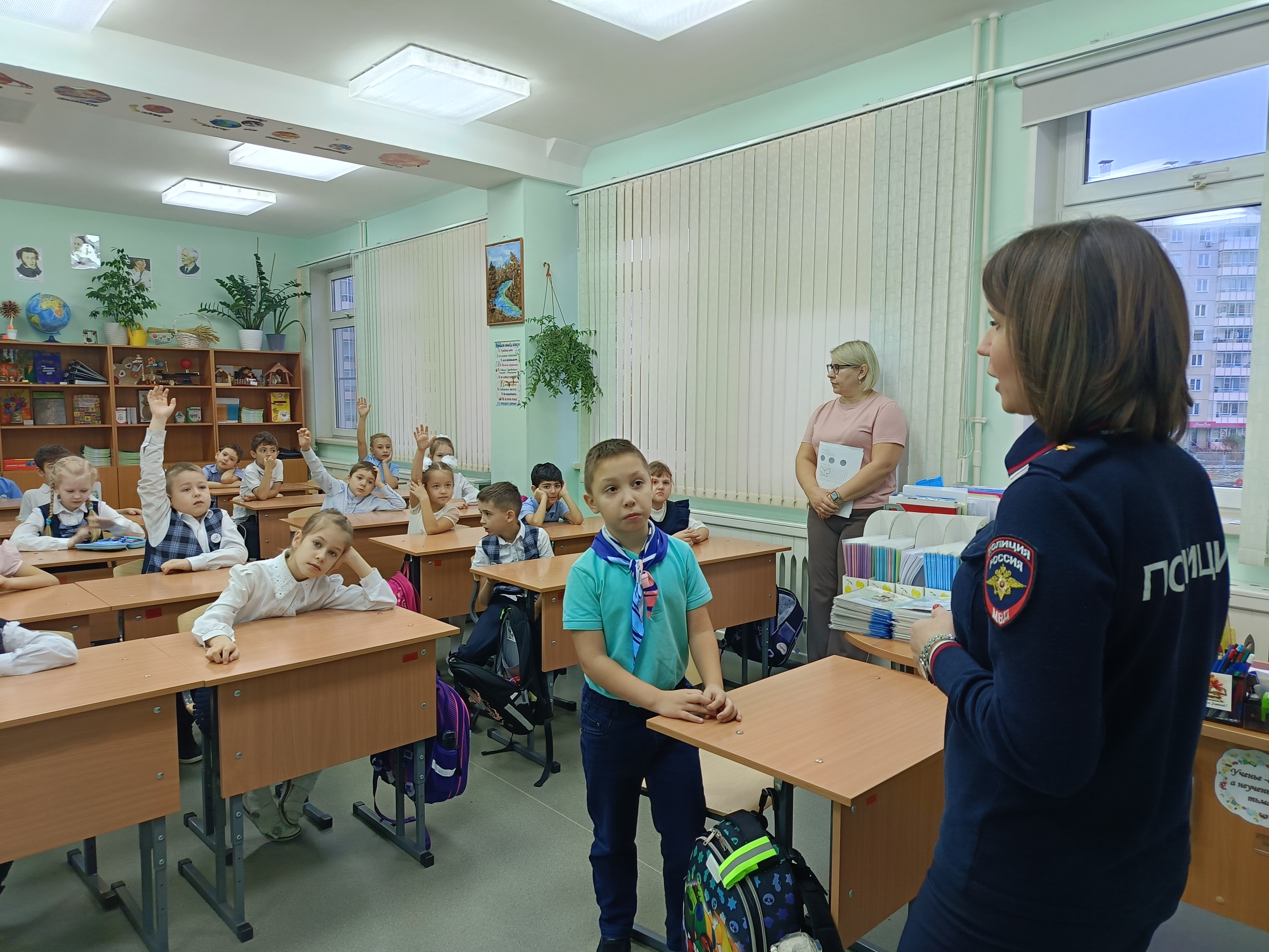 В рамках 4 этапа Декады дорожной безопасности детей, перед осенними каникулами, наш школьный инспектор ПДН, провела профилактические беседы с учениками 1-х и 9-х классов школы..