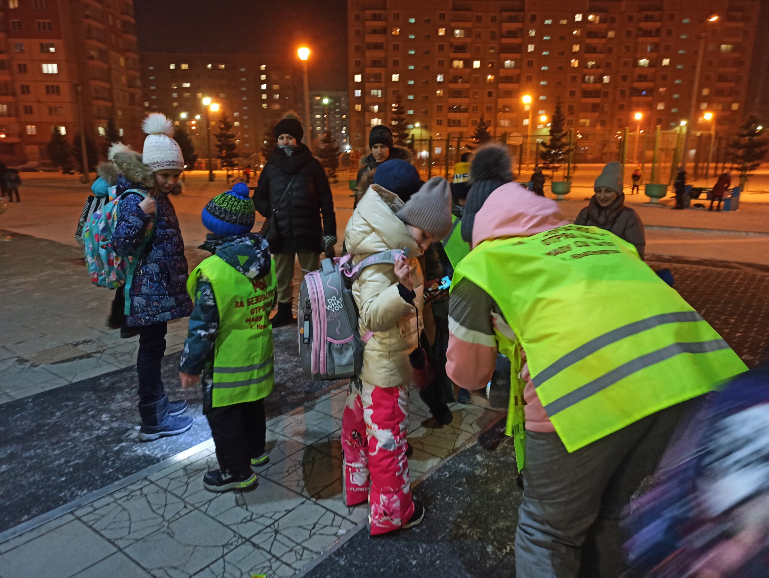 На первой декабрьской неделе «Родительский патруль»  МАОУ СШ 152 желает ученикам безопасного пути!.