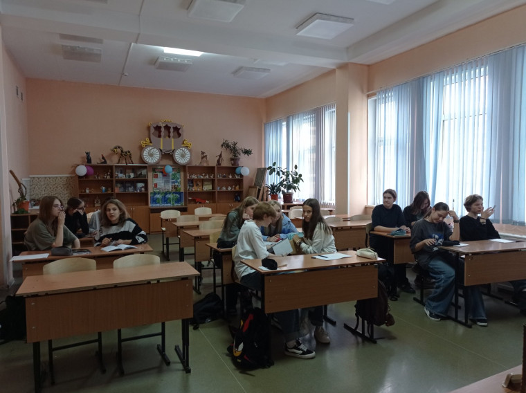 9 октября в рамках проведения Краевого семейного финансового фестиваля учитель истории и обществознания Алеся Геннадьевна Устюгова – Грицай провела в 8 классе урок «Своя игра: налоги и деньги».
