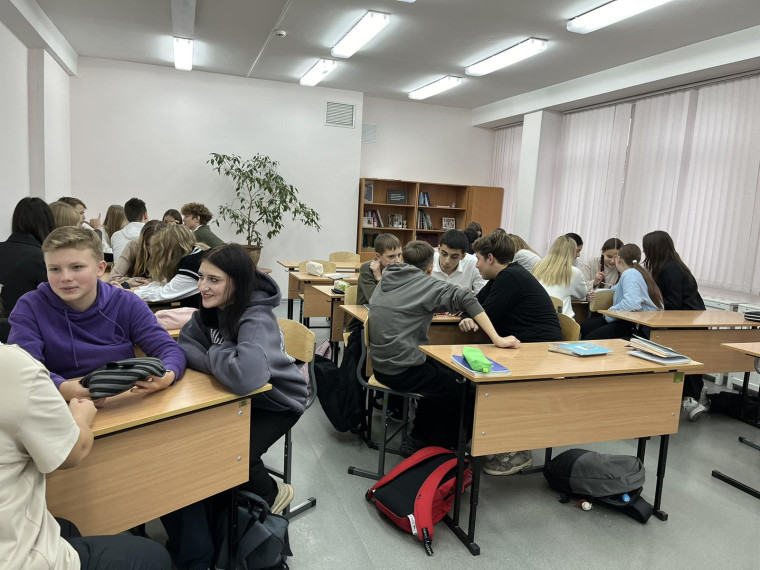 12 октября в рамках проведения Краевого семейного финансового фестиваля учитель истории и обществознания Альфонсова Ирина Геннадьевна провела в 9 классах игру «Время – деньги». Задания игры составлены в формате заданий по финансовой грамотности государств.